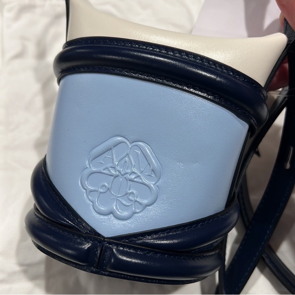 Alexander McQueen Micro Curve Leather Bucket Bag - Picture 11 of 13